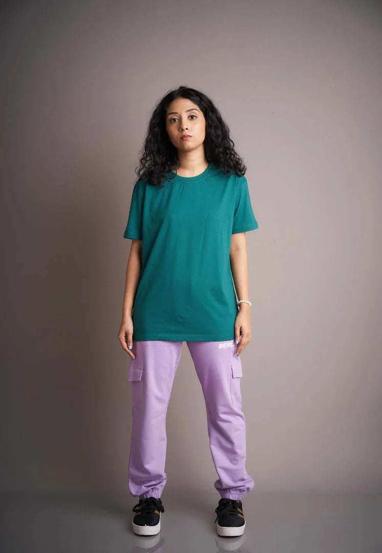  Experience cuteness overload with this oversized green T-shirt, a playful and trendy addition to your casual ensemble.