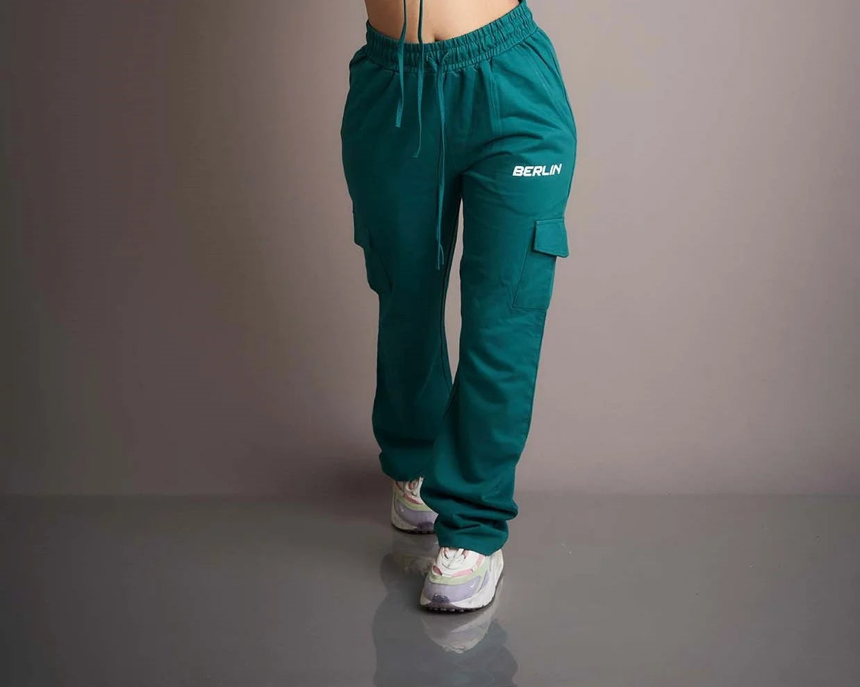  Stay cool and stylish in these green cargo pants, a trendy and comfortable choice for expressing your fashion sense.