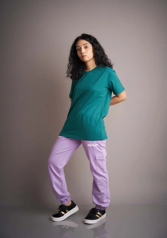Achieve charming style with this cute and oversized green T-shirt, a trendy and comfortable choice for everyday wear.