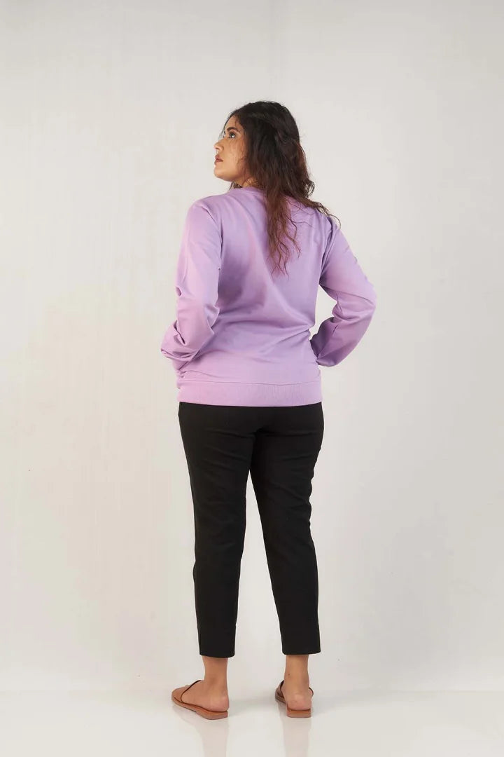 Achieve casual elegance with this lilac oversized t-shirt for women, a stylish and relaxed option for everyday wear.