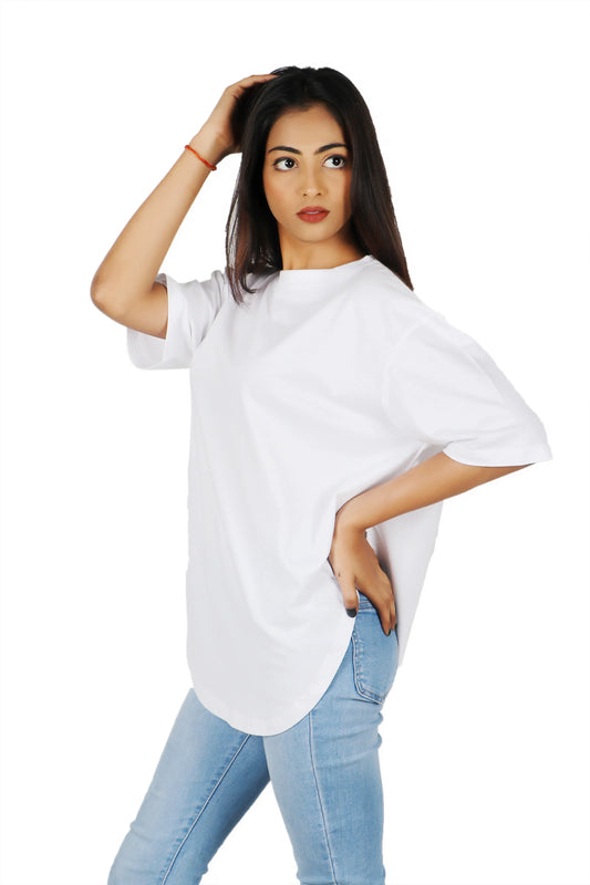 Showcase charm with this white apple-cut T-shirt, a stylish and contemporary choice for your outfit