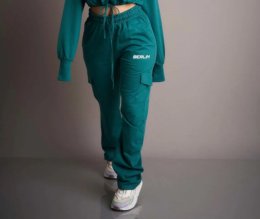 Embrace street style in green with these cargo pants, a trendy and comfortable choice for a laid-back and fashionable look.