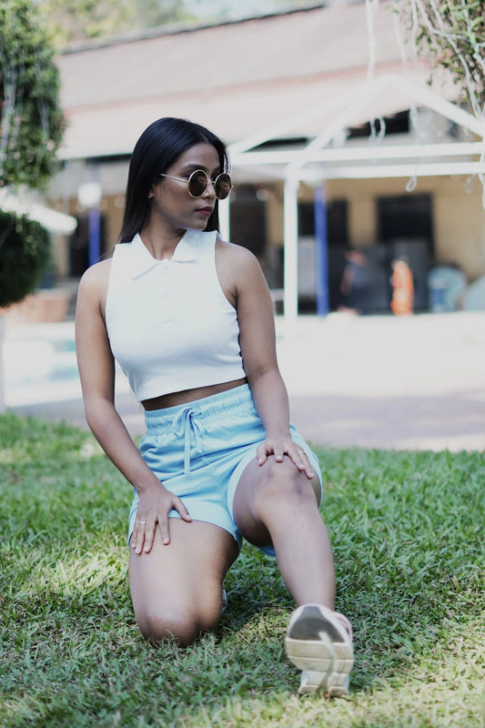 Achieve casual elegance with these white t-shirt crop tops, a wardrobe essential for fashion-forward comfort.